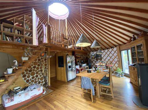 Intérieur chaleureux d’une yourte en bois