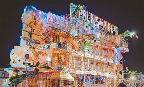 Vue nocturne du Luna Park La Palmyre illuminé