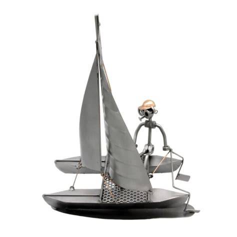 figurine métal voileux sur catamaran