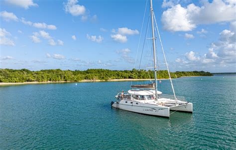 Catamaran au mouillage en Guadeloupe