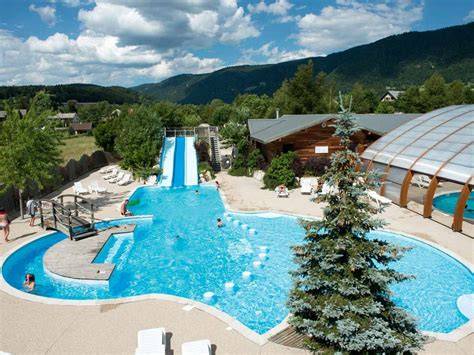 Camping familial avec piscine et montagnes