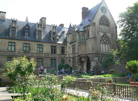 Jardin médiéval de Cluny et tapis millefleurs