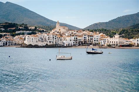 Vue maritime de Cadaqués depuis un bateau