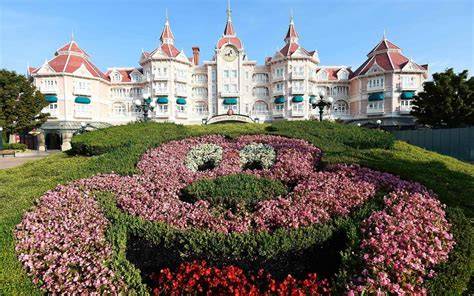 Disneyland Hotel devant le parc