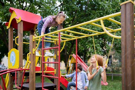Enfants jouant dans un parc extérieur