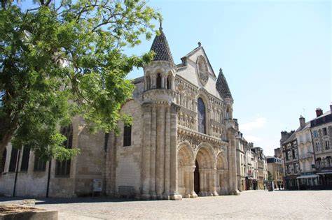 Notre-Dame-la-Grande et rues médiévales de Poitiers