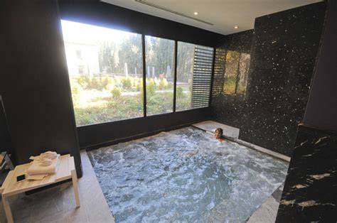 Chambre spa et piscine du Domaine de Manville