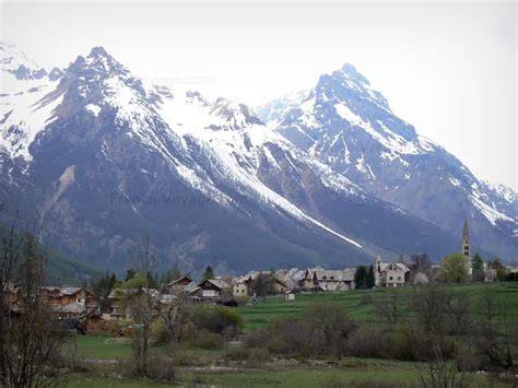 Monêtier-les-Bains village et montagnes enneigées