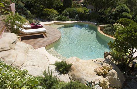 Jardin et piscine d’un gîte dans le Gers