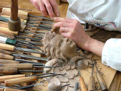 sculpteur sur bois au travail