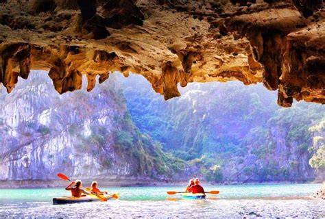 Kayak dans les grottes de la baie de Lan Hạ