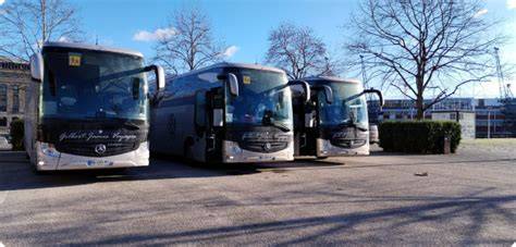 Autocars scolaires Gilbert James en stationnement
