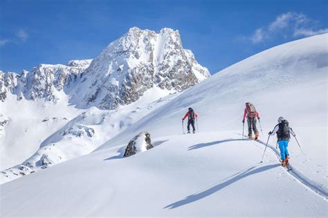 Skieur de randonnée dans les Pyrénées enneigées