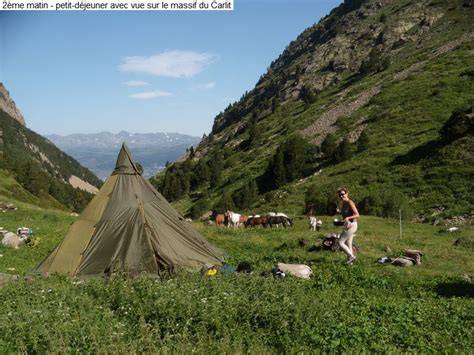 Campement de randonnée équestre sous tente