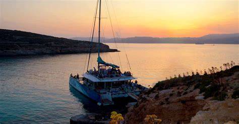 catamaran dans les eaux de Malte