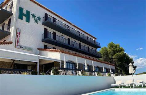 Hôtel surplombant Saint-Cyprien et Méditerranée