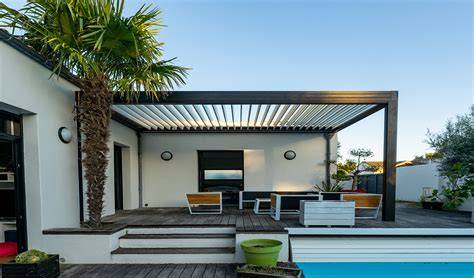 Terrasse bioclimatique et piscine de l’hôtel