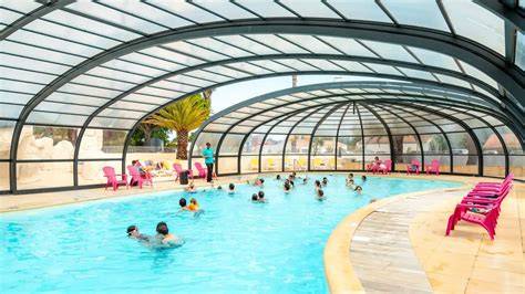 Piscine couverte chauffée camping familial