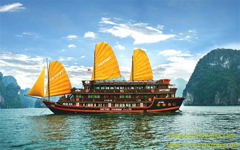 Baie d’Halong et jonque traditionnelle