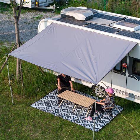 Auvent de camping avec cuisine et table