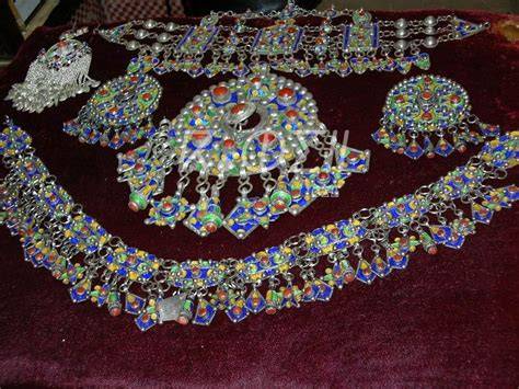 Artisan kabyle fabriquant des bijoux en argent
