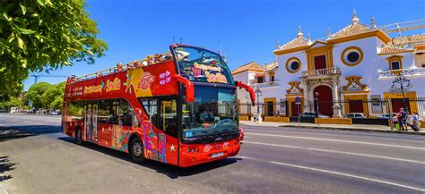 Bus touristique rouge dans Johannesburg