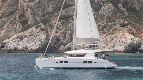 Catamaran naviguant devant les côtes corses