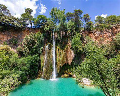 Cascade naturelle dans l’arrière-pays niçois