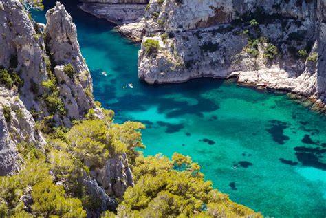Hôtel des Calanques et port de Cassis