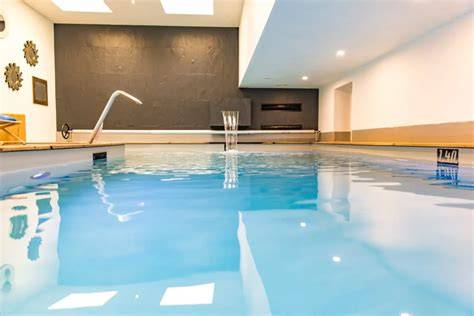 Piscine intérieure et spa en Bretagne
