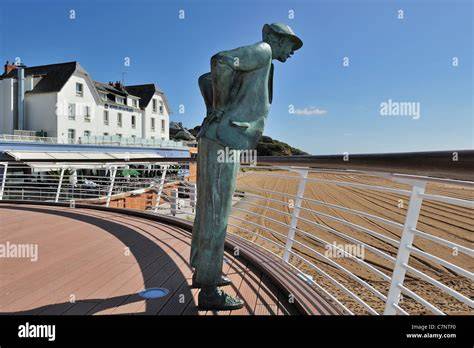 Statue de Monsieur Hulot à Saint-Marc-sur-Mer