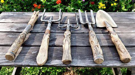 Râteaux et manches de jardin en bois