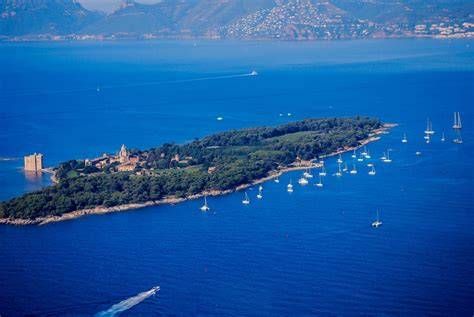 Vue panoramique sur Cannes et les îles de Lérins