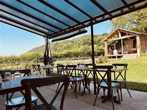 Table locale sur terrasse d’auberge