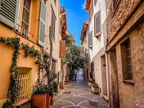 Ruelles anciennes de la vieille ville d’Antibes