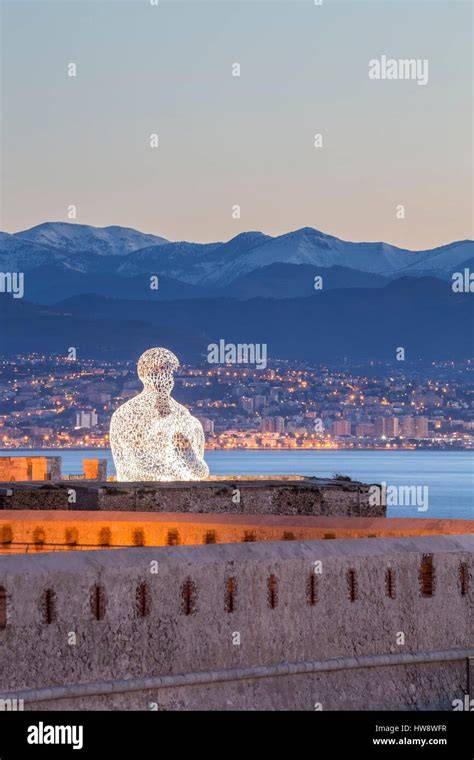 Remparts d’Antibes et sculpture Nomade