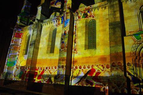 Projection florale sur cathédrale