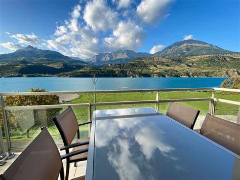 Terrasse panoramique au lac de Ternay