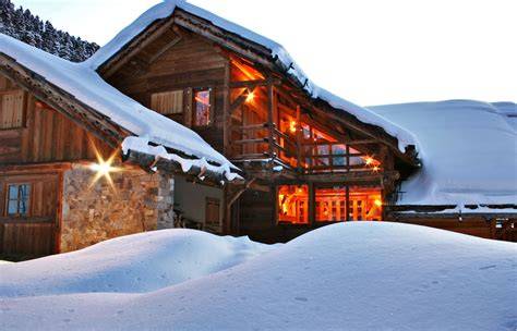 Chalet avec jacuzzi et cheminée sous la neige