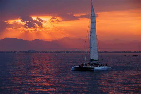 Catamaran au coucher du soleil La Rochelle