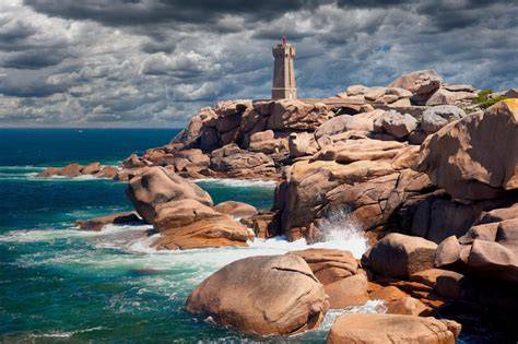 Phare de Mean Ruz sur les rochers roses