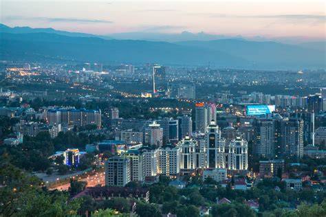 Montagnes et ville d'Almaty