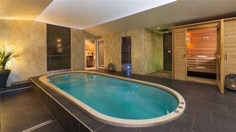 Intérieur spa avec piscine et sauna