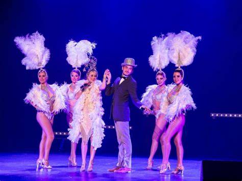 Revue de cabaret avec danseuses et orchestre live