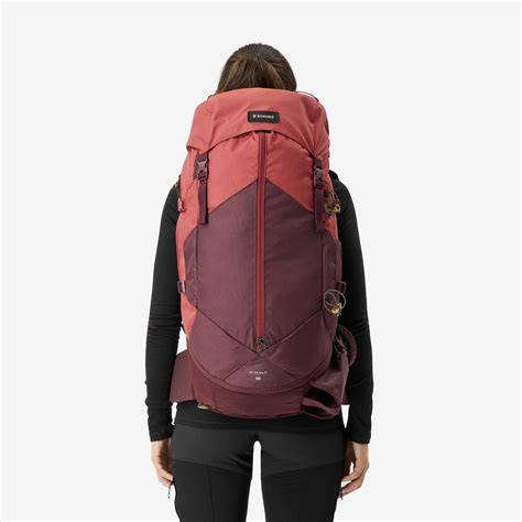 Femme avec sac à dos trekking rose en montagne