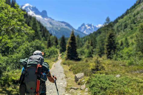 Vététiste avec sac à dos rose sur sentier