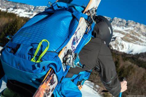 Sac à dos rose ski de randonnée avec skis