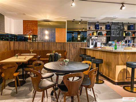 Bar et cour-jardin du Grand Quartier