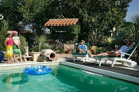 Famille au bord piscine resort Kos