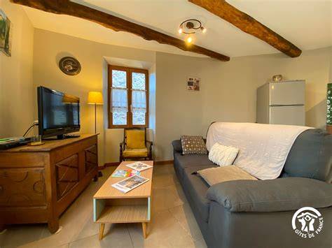Intérieur chaleureux d’un gîte de vacances